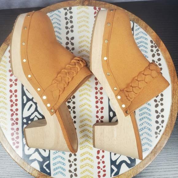 J. Crew Camel Faux Suede Clogs Wood Heel EUC women's SZ 7.5 - Picture 4 of 12